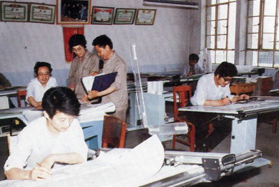 从1984年第一季度到抓治理上登记全面提高企业素质验收前，采取分线查抄、总结成就、找出差距、提出措施、期限整改的步骤，使各项工作在整顿中坚韧提高，在坚韧提高中进行再整顿，再提高。