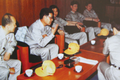 为了进建表国先进技术和治理步骤，前往引进技术与设备的国度进行实地调查。薛仲光厂长在日本。