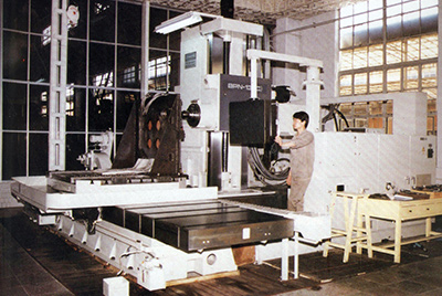 BPN-13B(R4)数控卧式加工中心。厂房扩建加大，设备填平补齐，增长精、大、稀设备，新上出产线，提高企业设备素质，使KU酷游官网厂成为名副其实的大马力推土机出产厂。